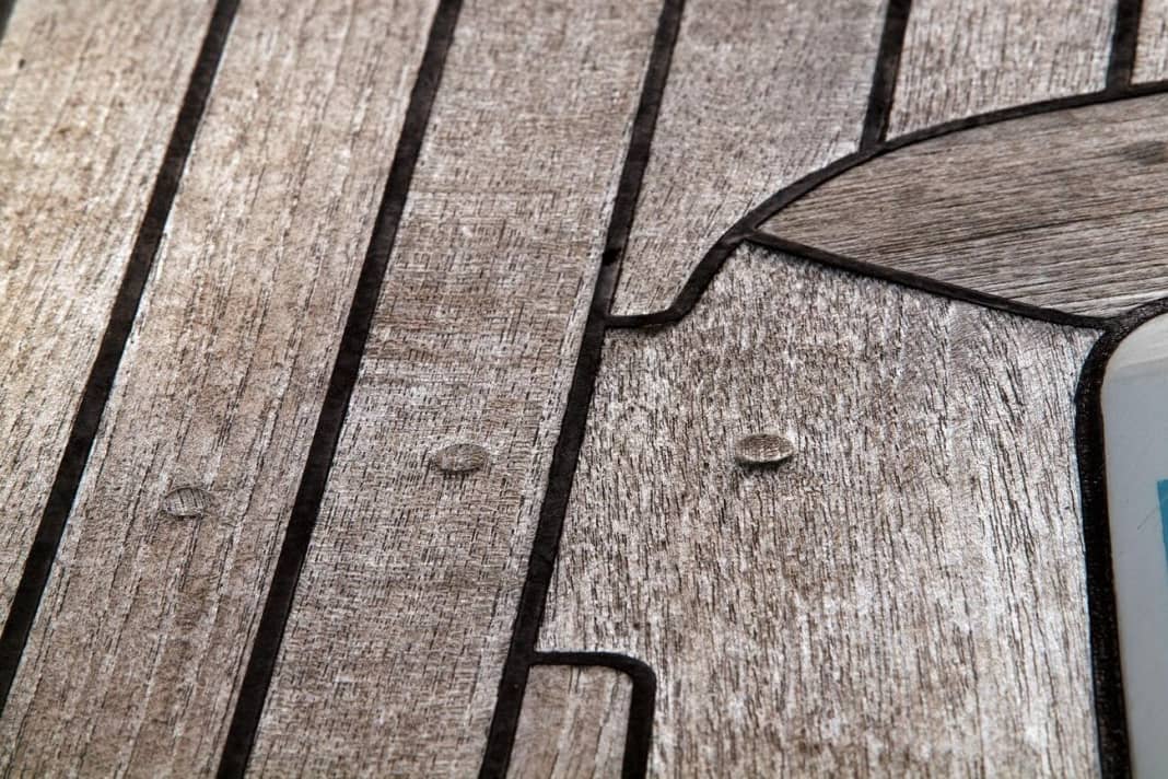 1. les joints qui dépassent empêchent l'eau de pluie de s'écouler. A ces endroits, le bois souffre et une végétation verte apparaît.