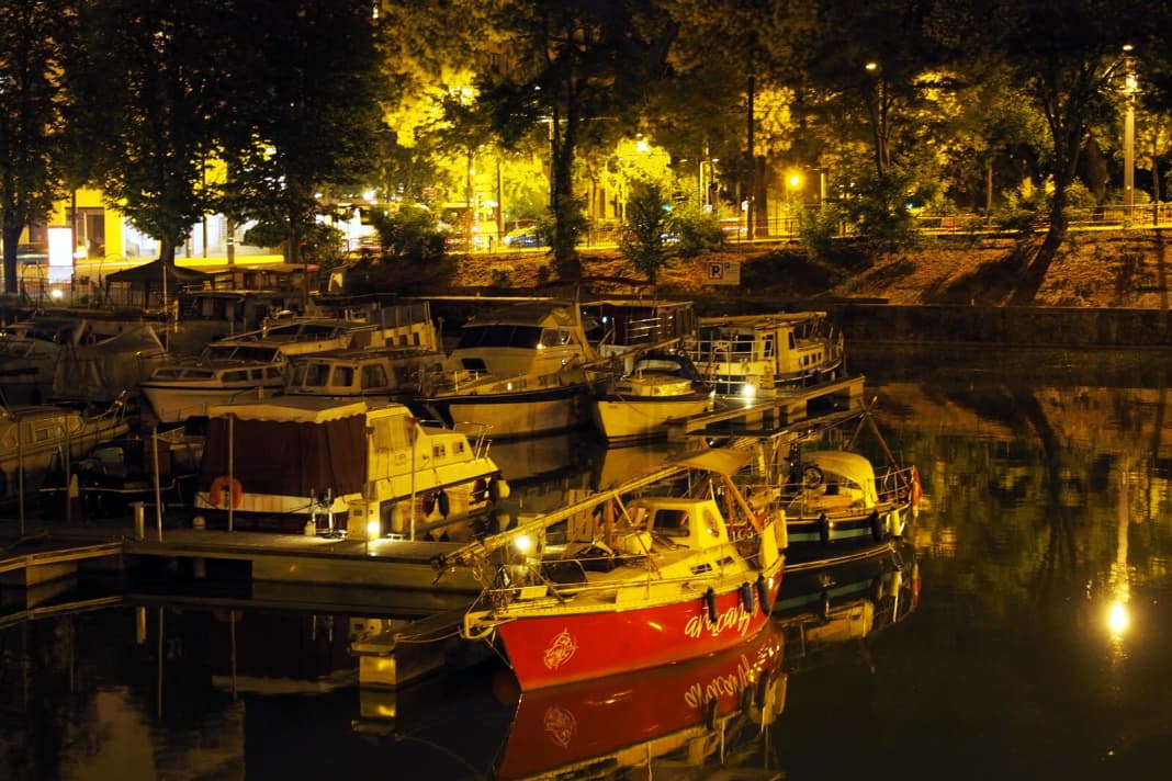 Ambiance de soirée à Mulhouse sur le canal du Rhône au Rhin