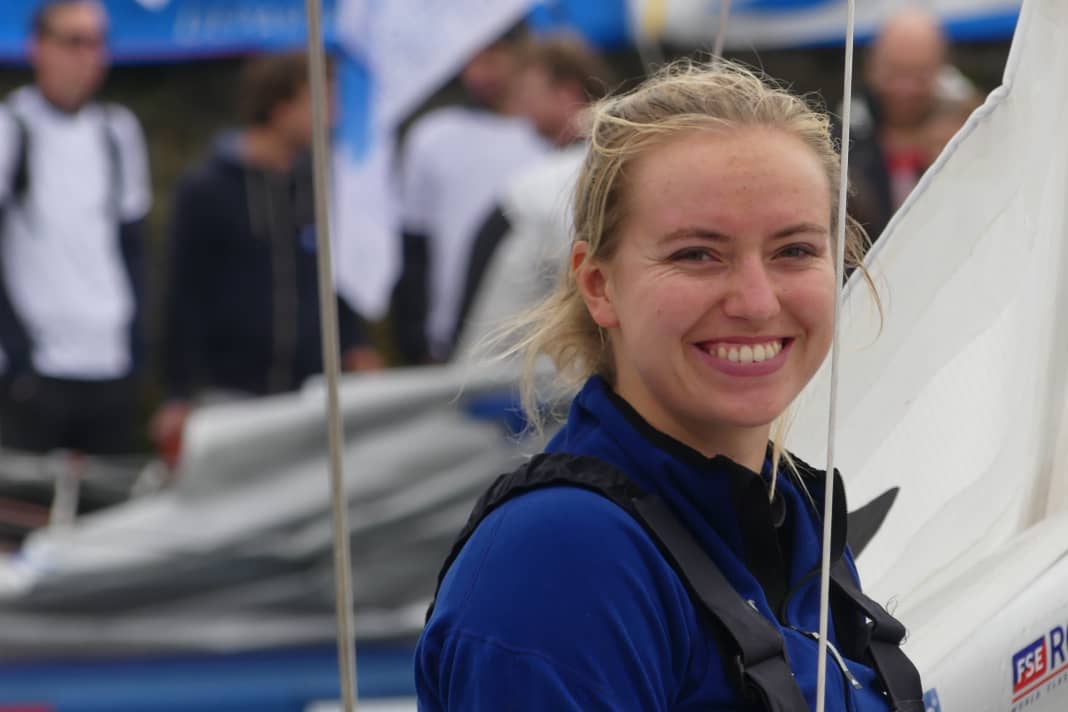 Lina Rixgens. Die 24-jährige Medizinstudentin aus Köln hat im vergangenen Jahr erfolgreich die Einhand-Atlantikregatta beendet – als erste deutsche Frau überhaupt. 2015 begann sie mit dem Mini-Segeln, war zuvor erfolgreich in der Europe und hatte den Atlantik schon auf einem Zweimastschoner überquert. Rixgens avisiert das Mini-Transat 2021