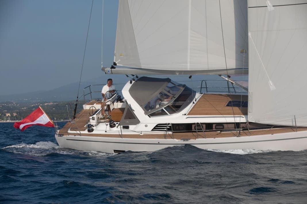 The tare bar removes the mainsheet from the cockpit