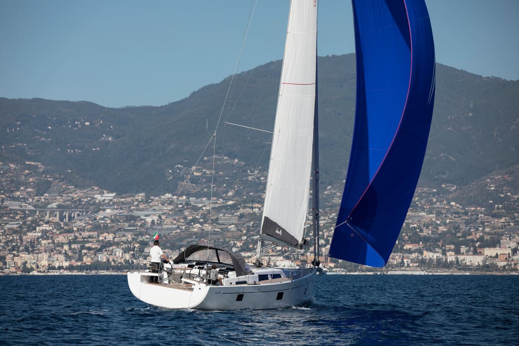 A wide frame, large hull windows and an open stern characterise the Hanse 508