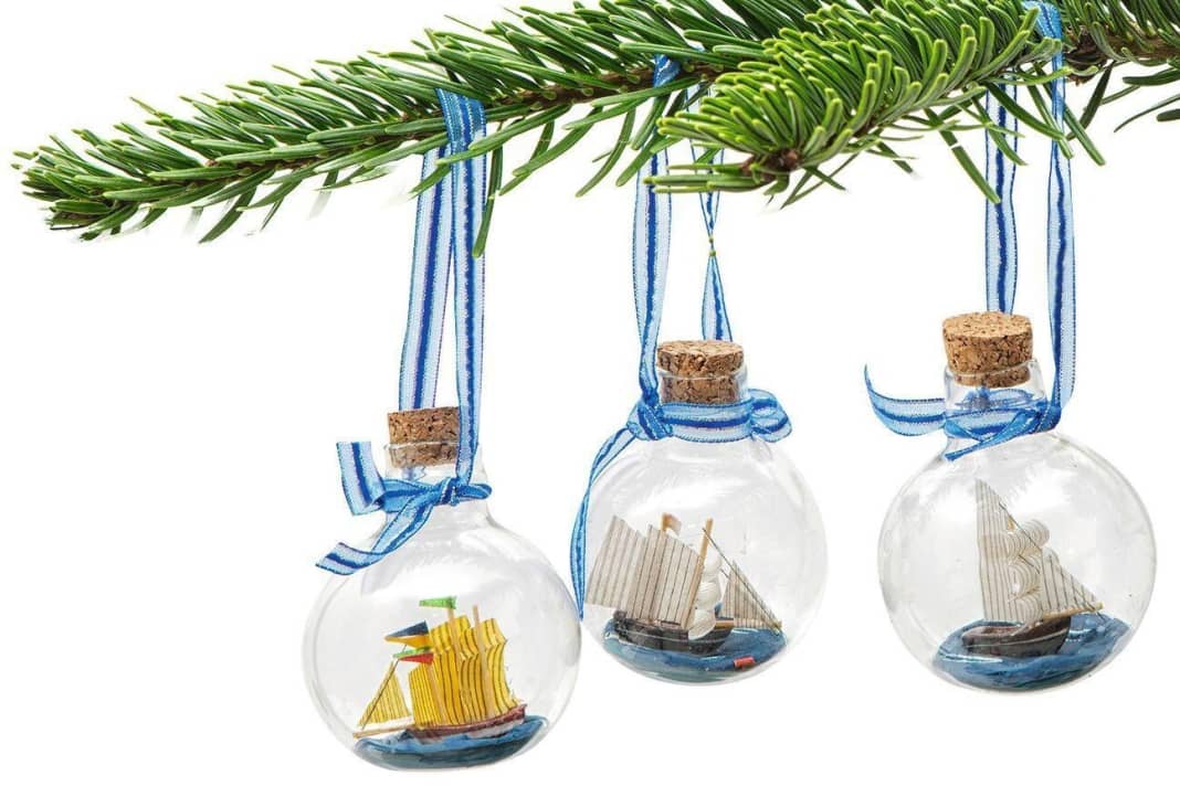 The ball-shaped ships in a bottle keep your favourite hobby alive on Christmas Eve and during the festive season. Each ball measures 6.5 centimetres in diameter and four cost 23.95 euros. www.mare-me.de