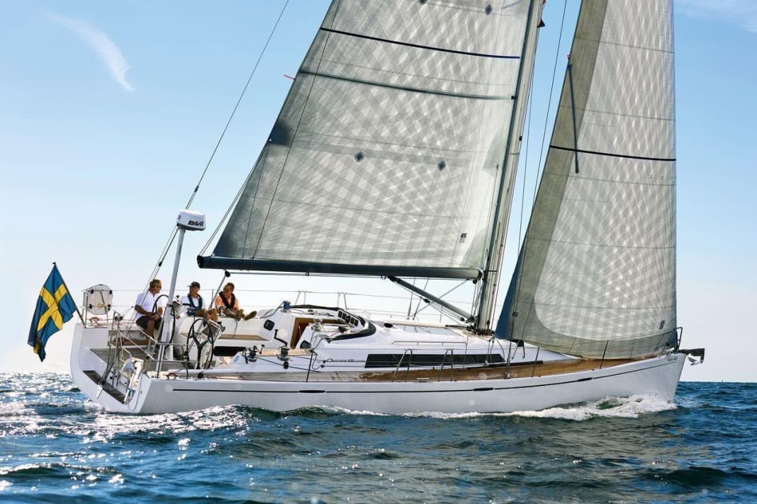 Schön und schlicht. Die gestreckten Linien und der flache Freibord prägen die Optik der Arcona 435