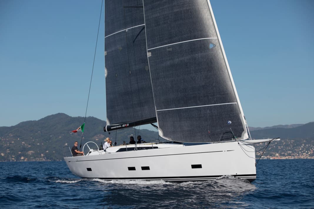 Prêt à faire des compromis. Les lignes sportives sont synonymes de performance ; les fenêtres de la coque sont plutôt destinées à la navigation de croisière.