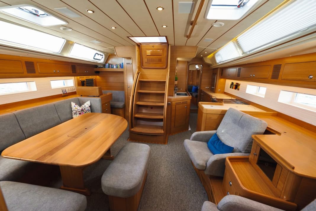 Hallberg-Rassy 57: continua il cambio generazionale del tradizionale cantiere svedese. Per la prima volta, Hallberg-Rassy costruisce uno yacht con pozzetto centrale e due postazioni di guida. Per quanto riguarda gli allestimenti sottocoperta, non c'è quasi nulla da desiderare (test in YACHT 20/2018). Padiglione 16 - Stand A 54