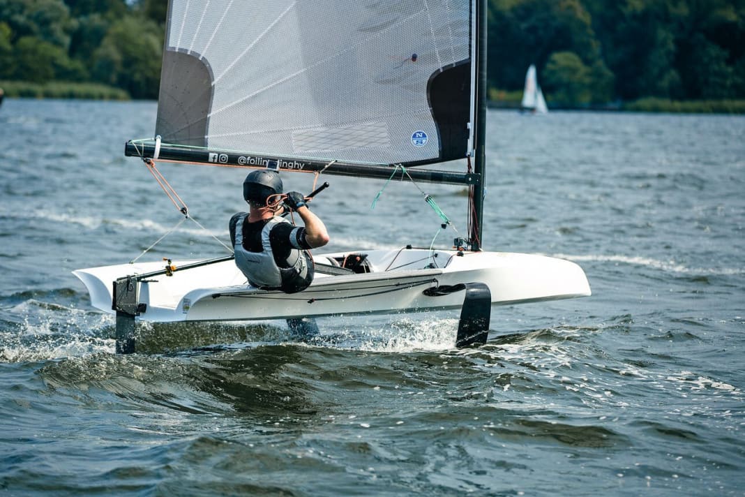 The Foiling Dinghy. Tragflächen sind auch bei Jollen zum großen Trend geworden. Advanced Sailing Technologies (AST) mit Sitz in Potsdam hat unter dem Namen The Foiling Dinghy eine flugfähige Jolle entwickelt. Halle 15 • Stand G 21