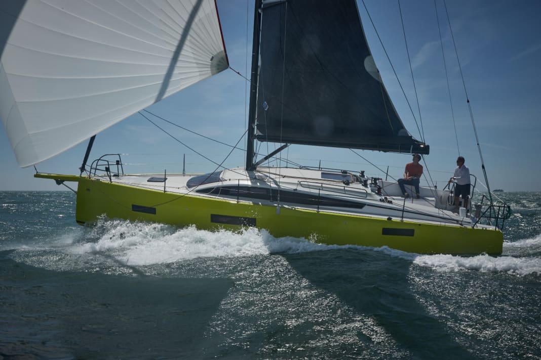 Rough sailing in 20 knots of wind. Under gennaker, the RM 1180 quickly reaches a speed of 12 knots