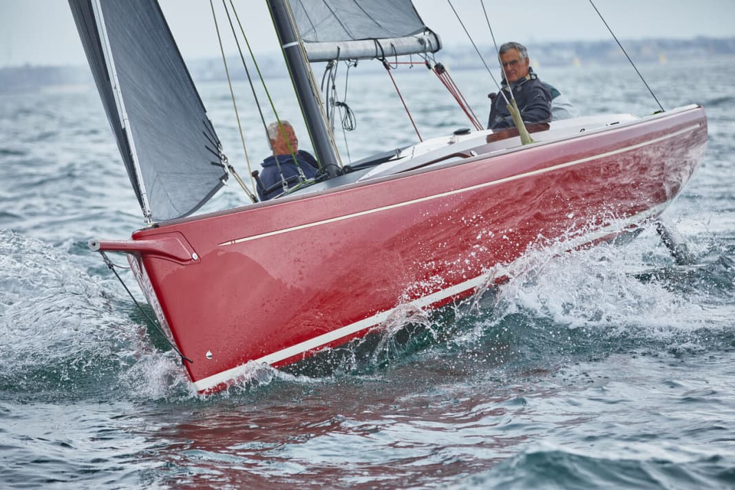Typiquement un day-sailer. Lignes tendues, peu de franc-bord, pas de bastingage. Pour la première fois, le beaupré est fixé sur le nouveau bateau.