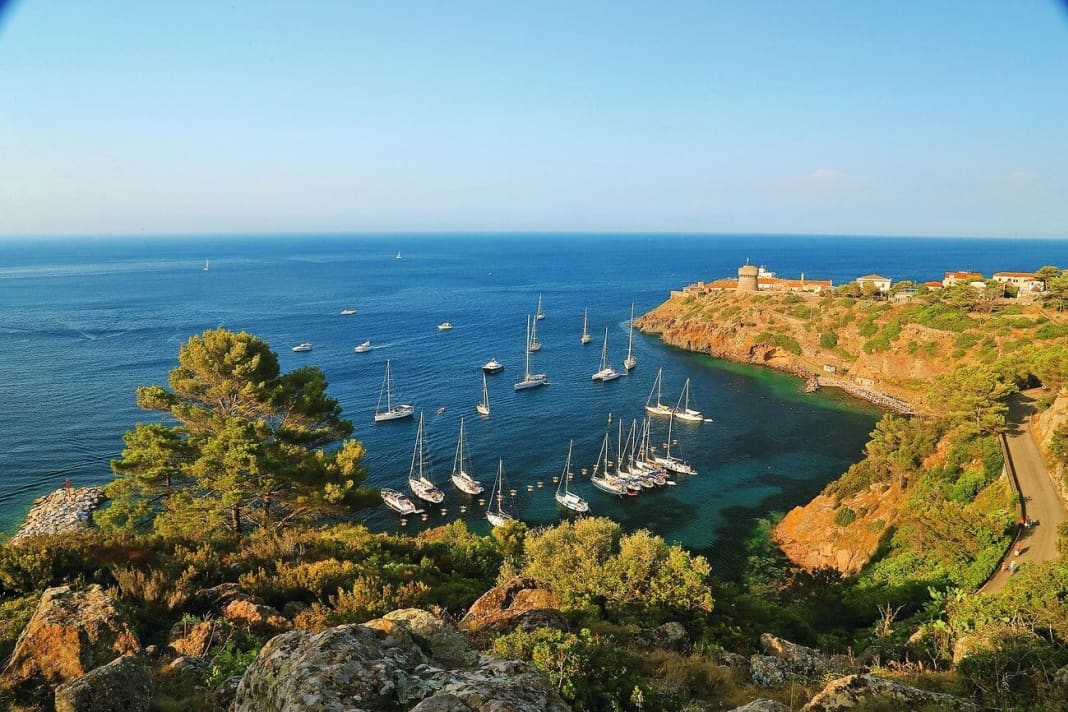 Unusual: Space is scarce on the island of Capraia, which is why there is a field of buoys with mooring lines in front of the harbour