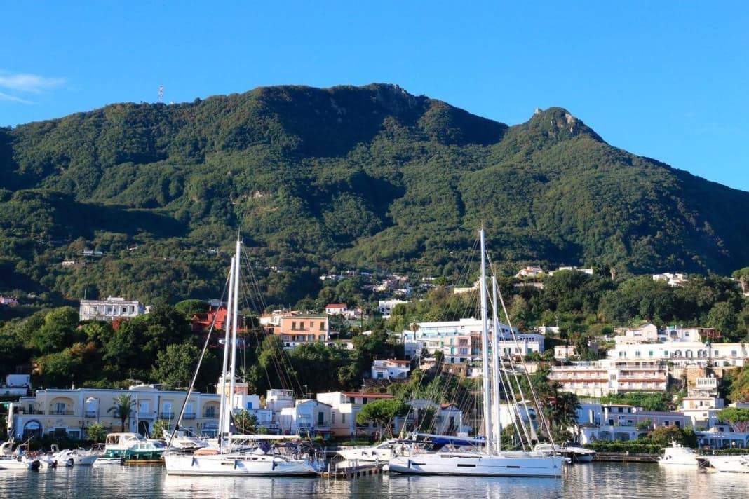 Ischia, hier der Hafen von Casamicciola an der Nordküste, ist eins der Higlights des Reviers