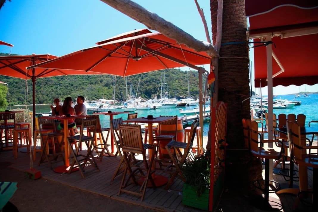 Sull'isola di Port Cros non c'è molto: niente auto, niente supermercati - è una riserva naturale e ha un fascino caraibico.