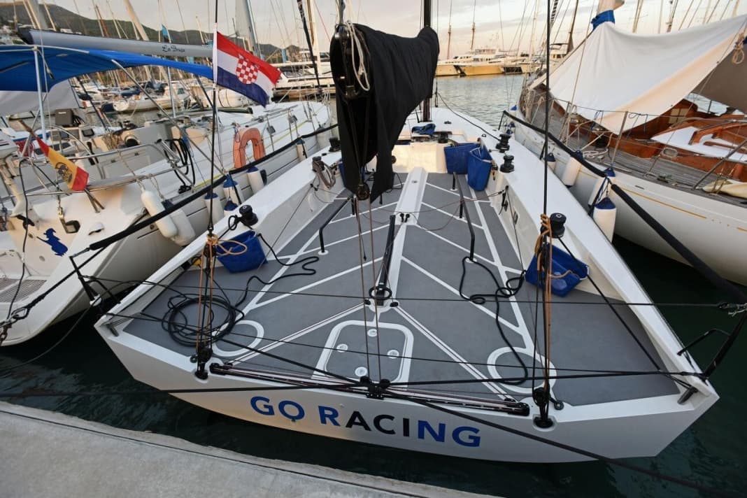 The huge, wide cockpit offers plenty of working space and the option of trimming with the crew weight