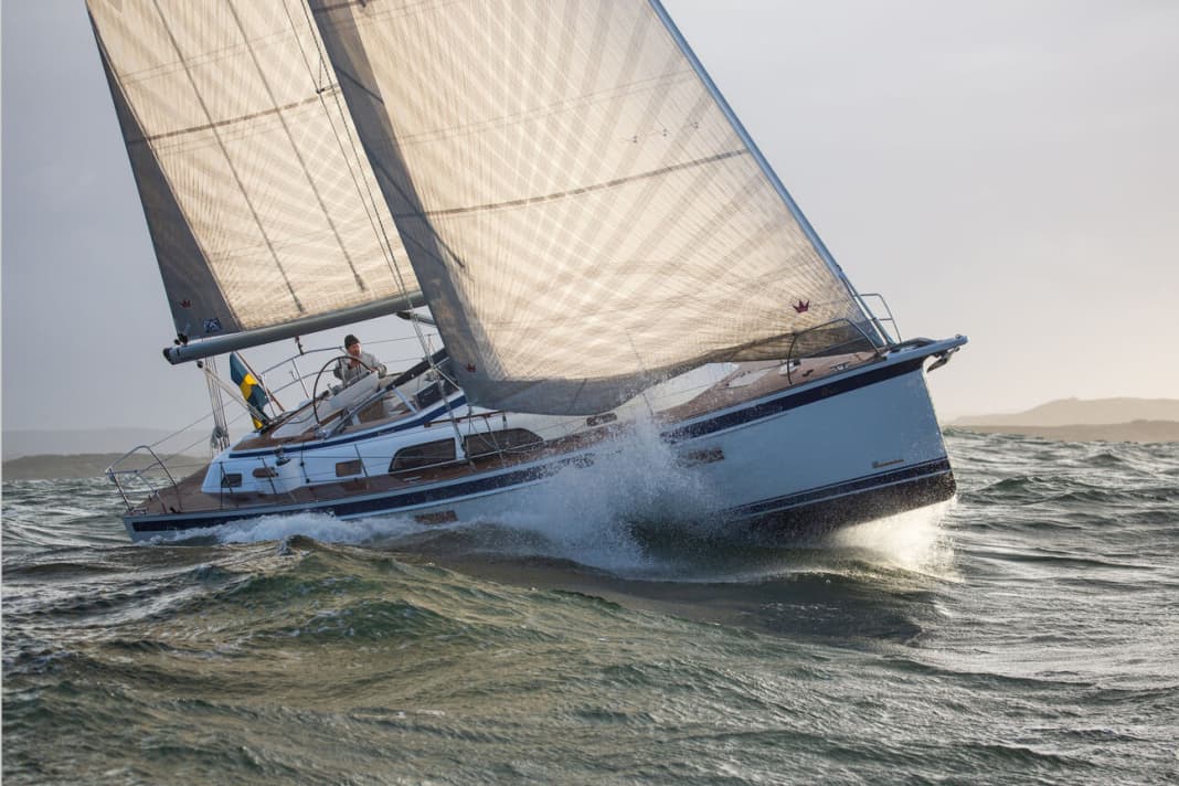 Prestazioni elevate con vento e onde. Il nuovo Hallberg-Rassy 40C lotta contro il mare