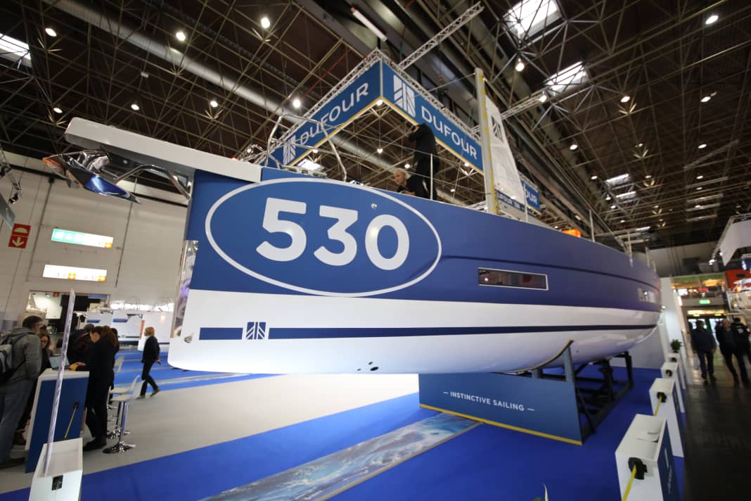 Ohne Kiel, aber mit vielen Extras zu sehen: Dufour 530 in Halle 16