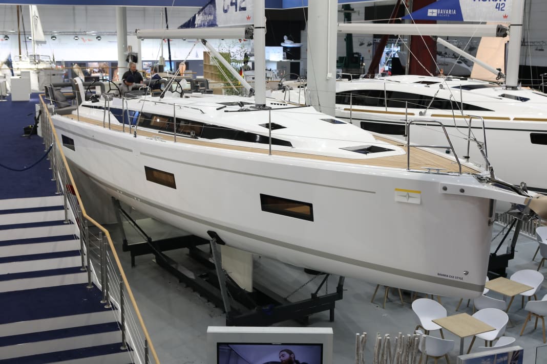 Une ligne de fenêtres marquante sur une large coque ...