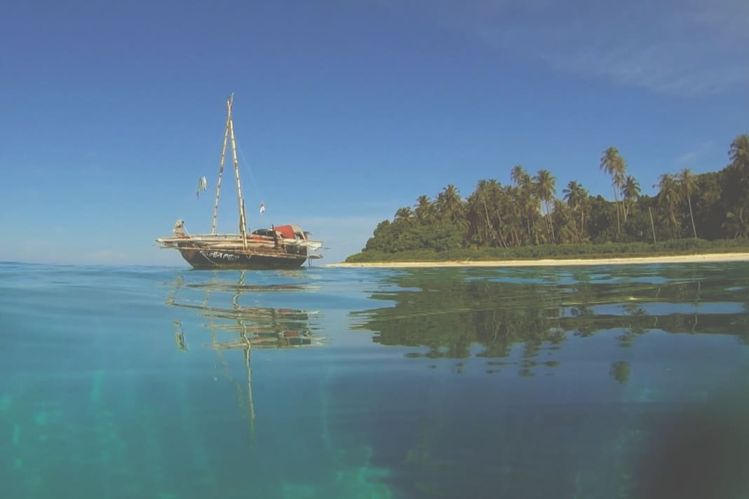 Mit der "Gold of Bengal", einem Boot, das er aus Jutefaser baute, segelte Corentin ein halbes Jahr durch den Golf von Bengalen 
