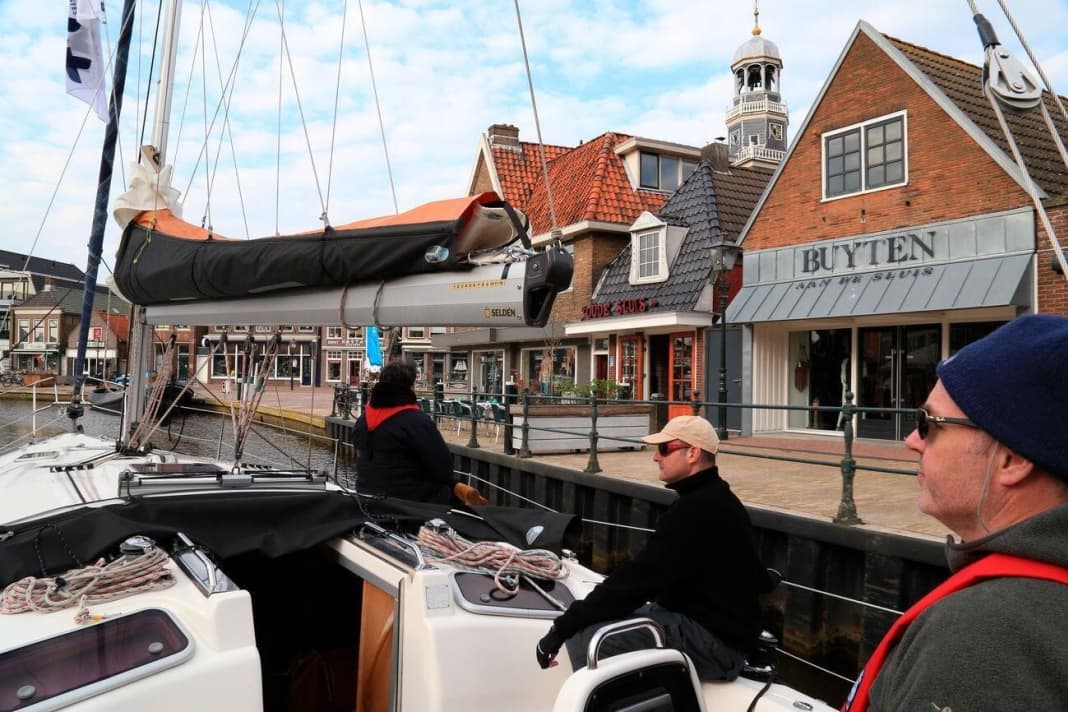 Lemmer: Die Fahrt durch die alte Schleuse und die Stadt ist einzigartig