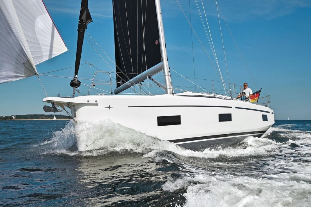 Bavaria C42: voluminous V-bow, hard chines and large hull windows