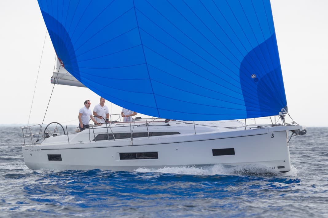 Le numerose e ampie finestrature dello scafo caratterizzano l'aspetto dell'Oceanis 40.1.
