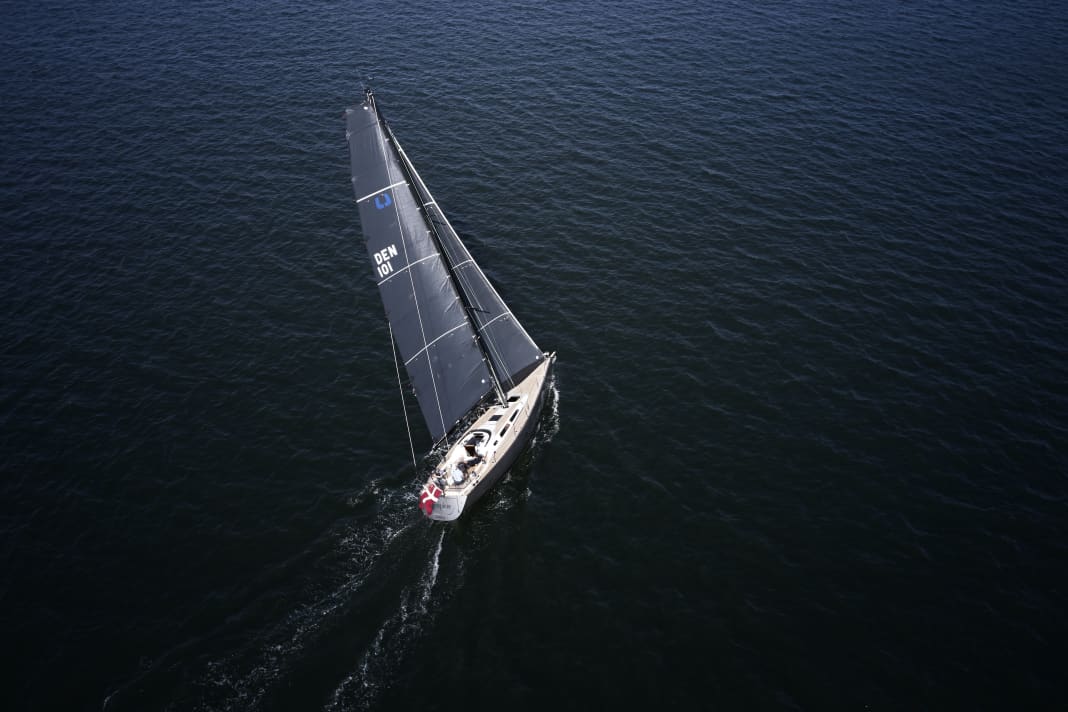 The double backstay enables a tightly flared and low-drag mainsail