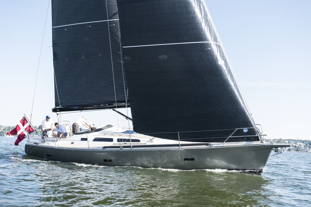 Le Luffe 40.20 sur le Koldingfjord. Le beaupré fixe allonge les lignes, de sorte que le franc-bord supplémentaire se remarque à peine.