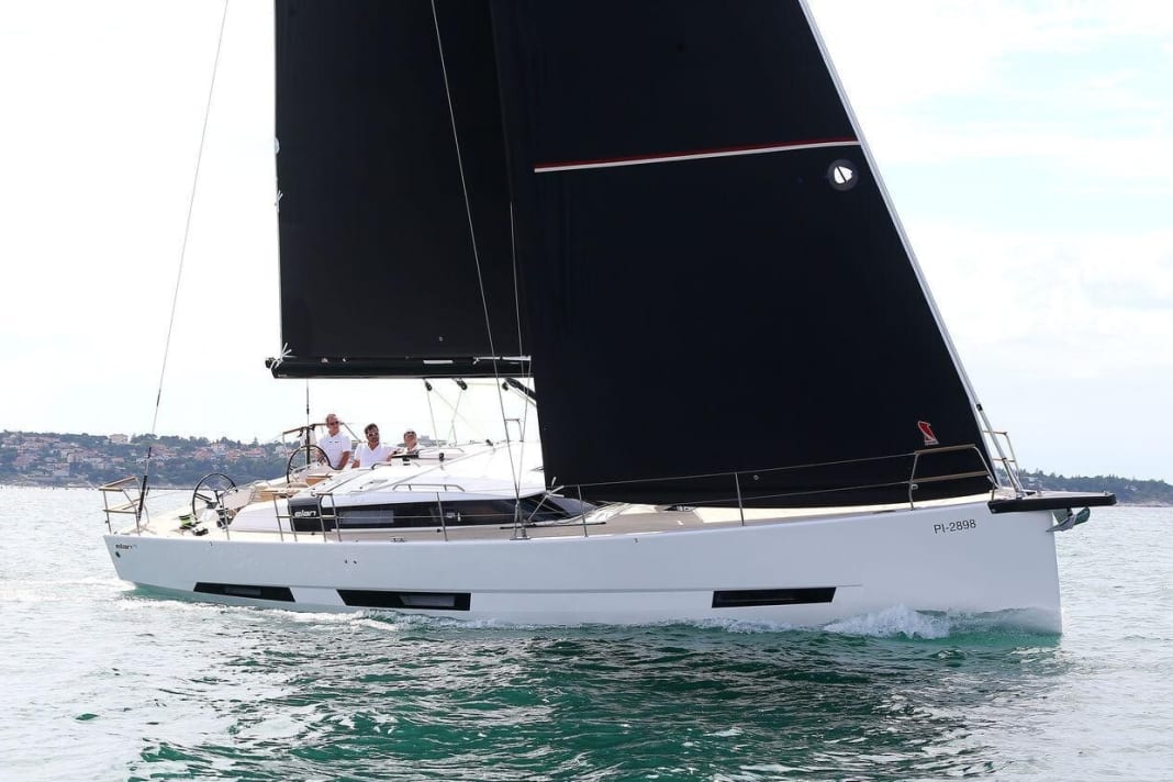 Striking. The high-contrast design with the elongated windows in the hull and in the cabin superstructure skilfully stretches the otherwise rather voluminous lines
