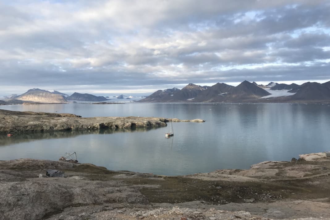 Einsamkeit pur: Die Pachamama vor Anker in einer Bucht