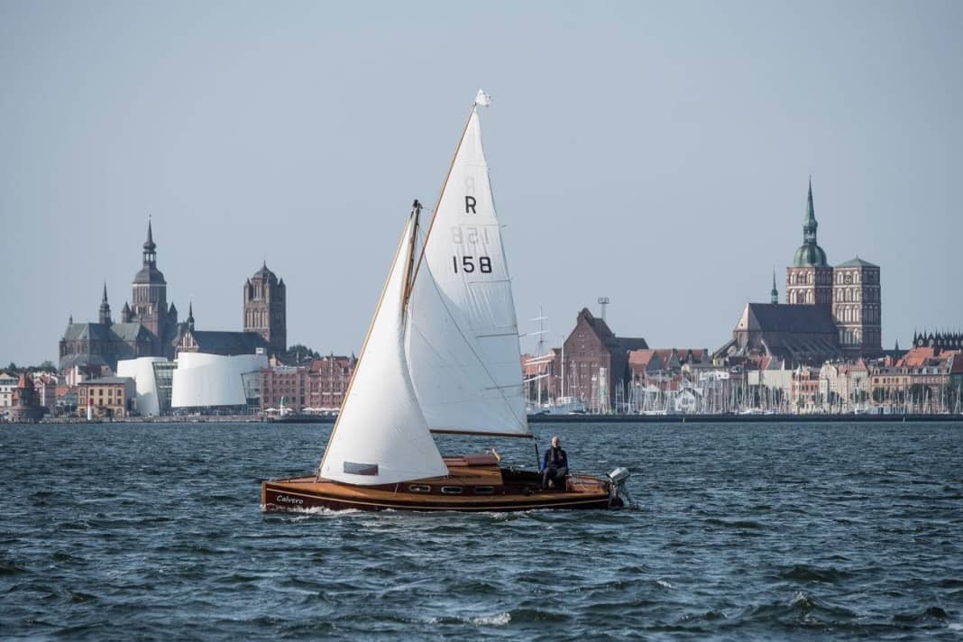 Vue de Stralsund avec ses magnifiques églises, son port de plaisance et son Ozeaneum aux allures futuristes

  