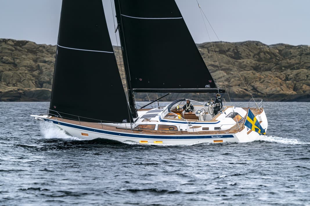 Hallberg-Rassy 50 - even large yachts with a centre cockpit can be beautiful. The typical lines of designer Germán Frers are pleasing to the eye
