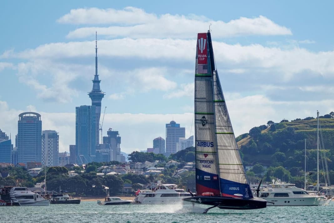 Impressionen der Kenterung von Team American Magic beim Prada Cup Round Robins - Americas Cup 2021