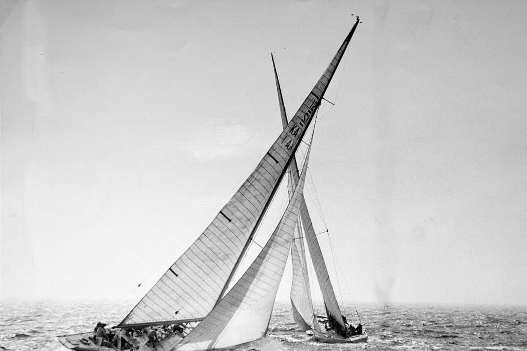 "Gretel" mit der Segelnummer KA 1 an der Kreuz hinter "Weatherly"