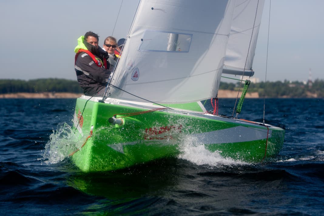 With three crews, the reefing limit has not yet been reached at 20 knots