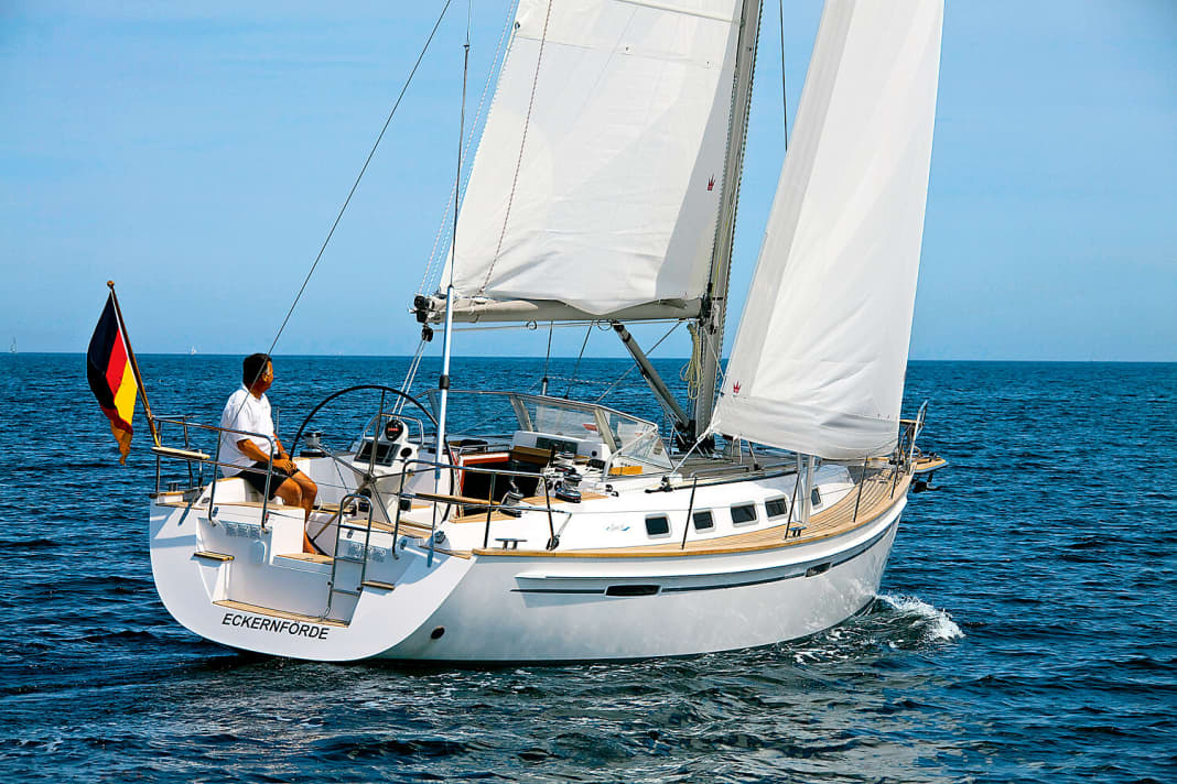 Saare 38: fixed disc, large genoa and moulded rubbing strake