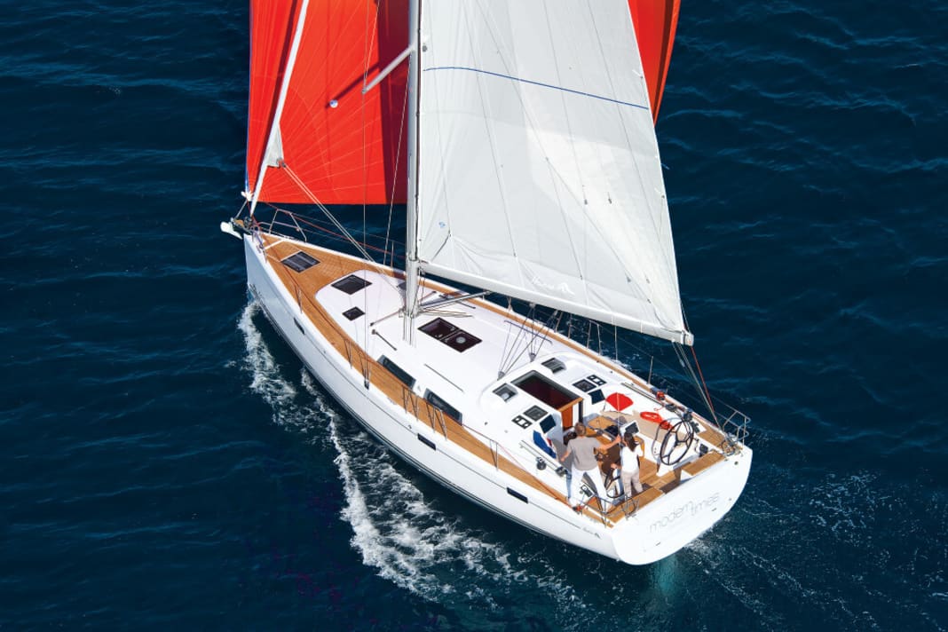 Hanse 415: Large ship and wide stern with large bathing hatch