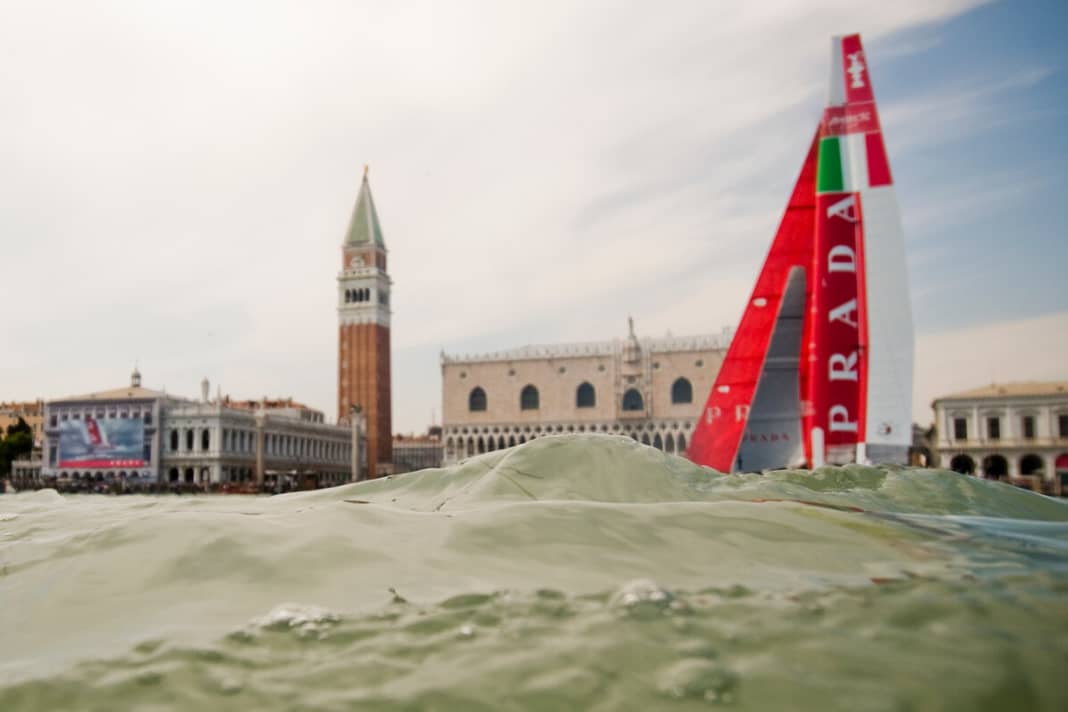 Instead of gondolas: The AC45 dominated the cityscape
