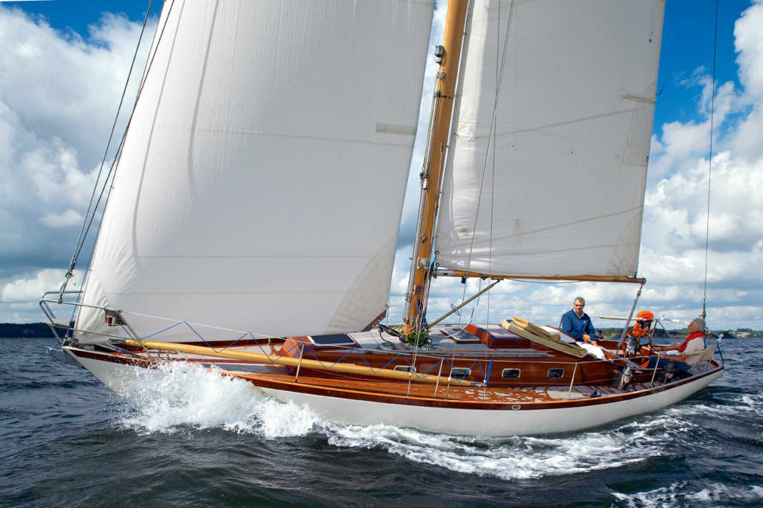 Forerunner of the first Swan: "Buschemai" with long overhangs and boxy superstructure