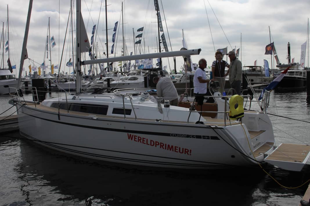 Same hull, different structure. The new lines are more pleasing and significantly less polarising than before. The coach-roof-like structure and the trim strip conceal the immense volume