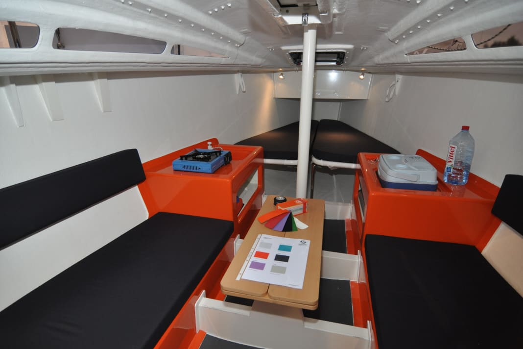 À l'intérieur, le Saphire 27 est spartiate, mais fonctionnel. Rectiligne, mais tout à fait confortable grâce à l'éclairage et aux épais coussins.