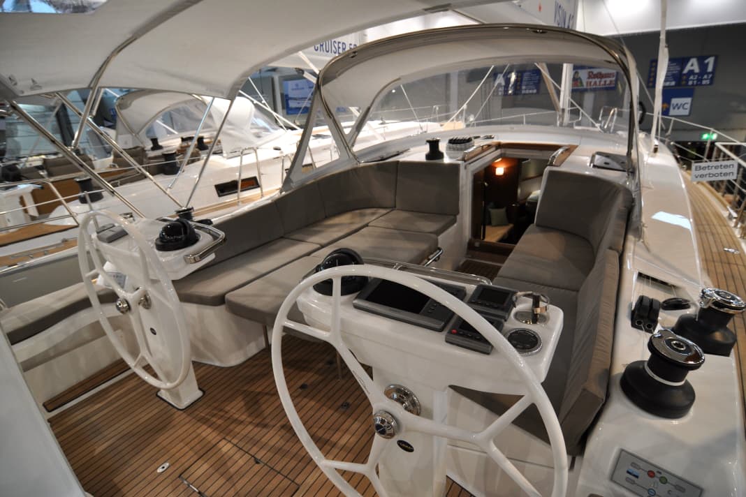 Le cockpit est grand et confortable. La table de cockpit s'abaisse électriquement.