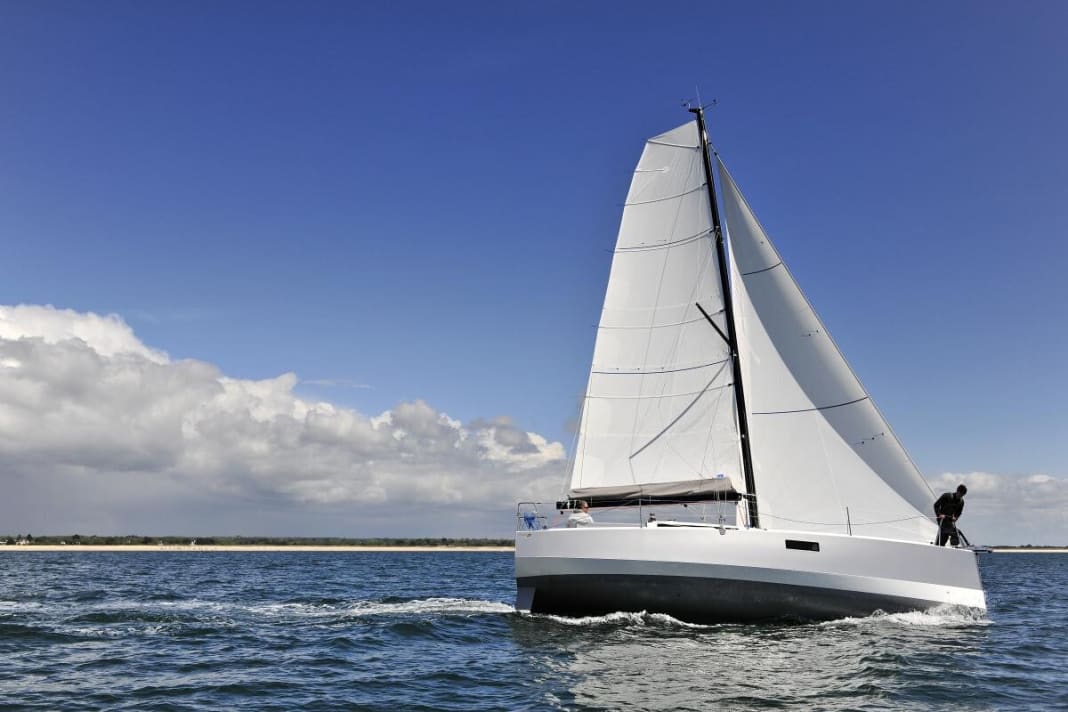 Makes powerful pressure: Fathead large on the optional carbon fibre mast, which remains unsupported aft