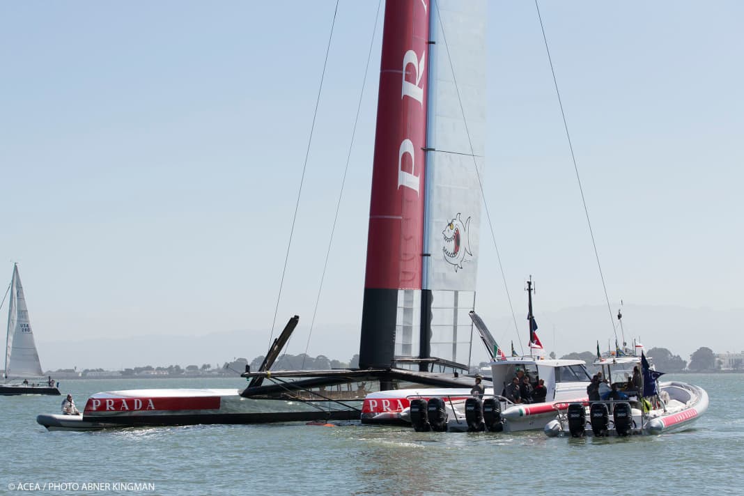 "Regatta" Premiere für den Kat von Luna Rossa beim Louis Vuitton Cup. Zwei Tage zuvor war das Team bei seinem ersten Rennen allein unterwegs