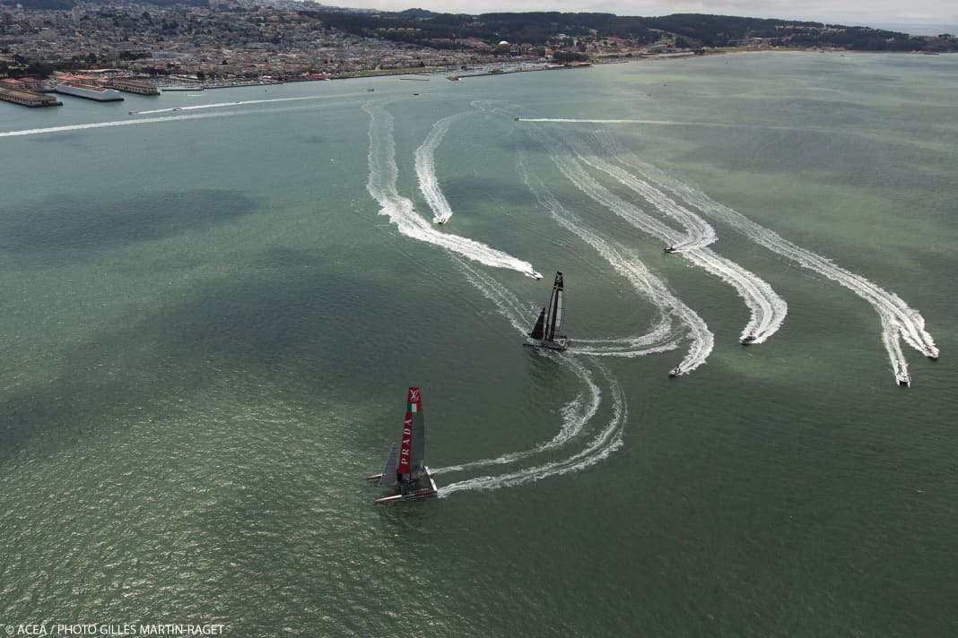 Luna Rossa (left below) jibes on the foils and thus creates more air to her opponent