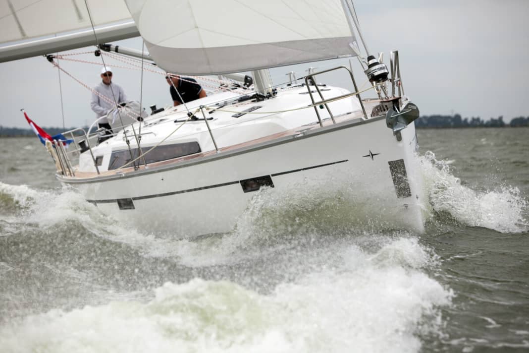Potente. Nonostante l'onda fastidiosamente alta dell'IJsselmeer, il Cruiser 41 mostra un buon potenziale di prestazioni.