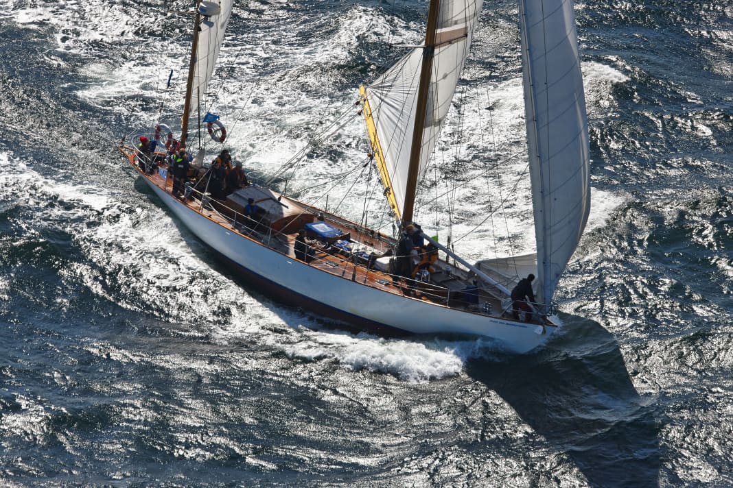 The deep-sea yawl "Peter von Seestermühe" with owner Christoph von Reibnitz at the helm