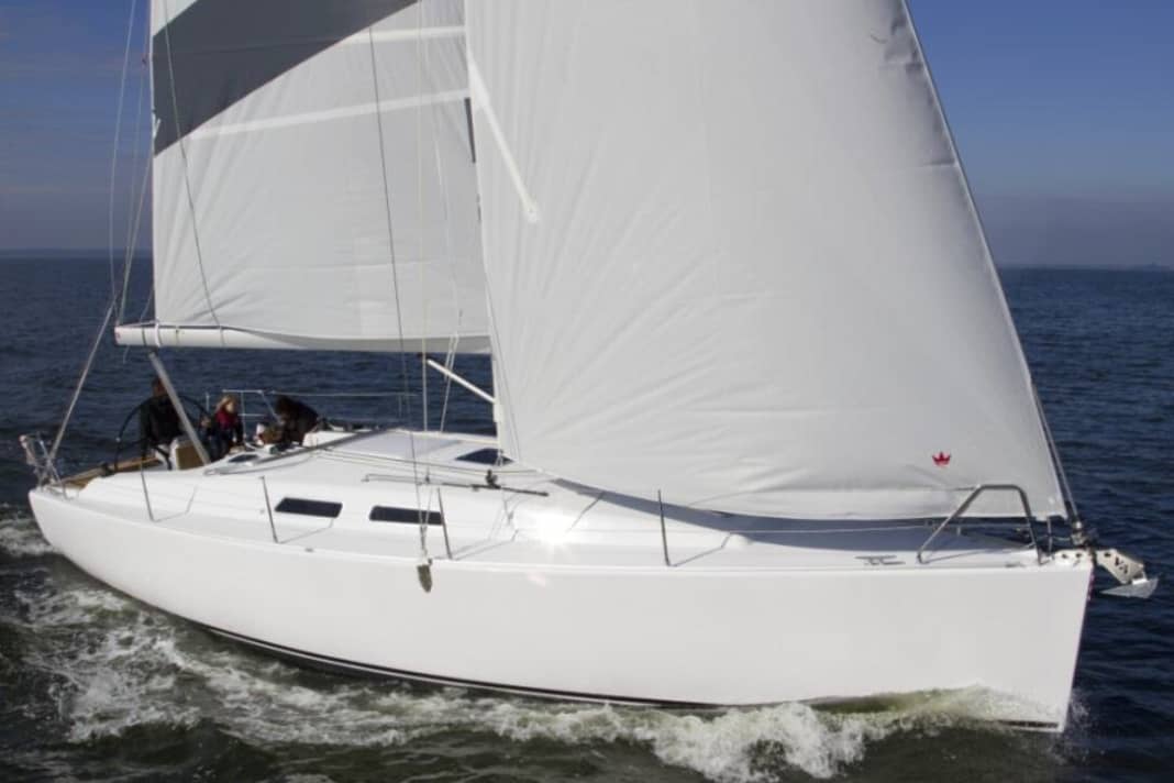 La forme pure du pont. Elle est différente de celle du Hanse 370, sur la coque duquel le Varianta 37 est construit. Le foc auto-vireur est remplacé par un génois court, les haubans s'accrochent à l'extérieur.