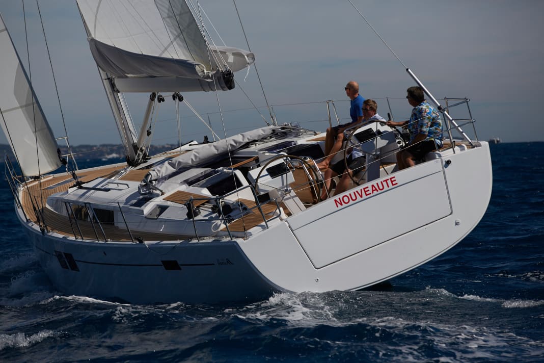 Wide rear, flat body and lots of volume overall: Hanse 505
