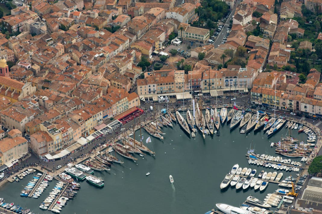 Ce village de pêcheurs de la Côte d'Azur, qui faisait autrefois rêver, est devenu depuis les années soixante une résidence d'été de la jet-set européenne. En octobre, il est déjà en hibernation. Il se réveille régulièrement à l'occasion de la régate Les Voiles de Saint-Tropez. Le port est occupé jusqu'à la dernière place, les rues débordent, les magasins sont ouverts jusqu'à tard dans la soirée, les places de restaurant ne sont disponibles que sur réservation.