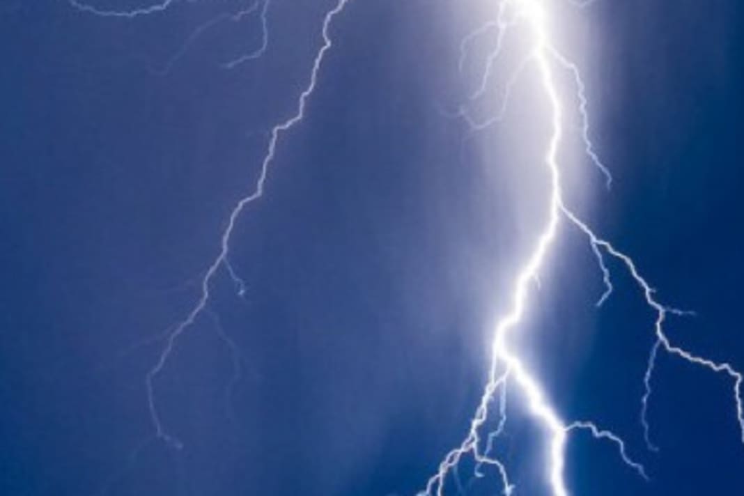 PLACE 10: Lightning strike (2005: 8th place). Fortunately, a rather low risk overall. However, boats can hardly be one hundred per cent protected against the consequences of a lightning strike. Even if lightning only strikes nearby, the entire on-board electronics may be destroyed. Rank 6 in terms of the average amount of damage