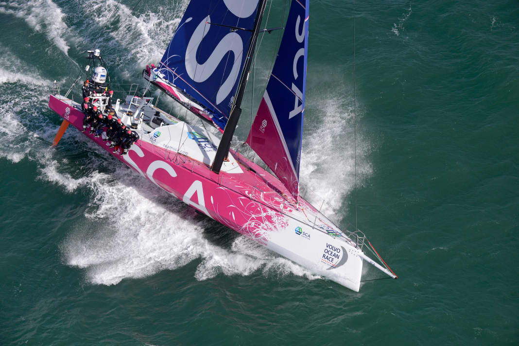 Das Team SCA beim Test von Segelkonfigurationen. Hier mit Stagsegel und Groß hart am Wind