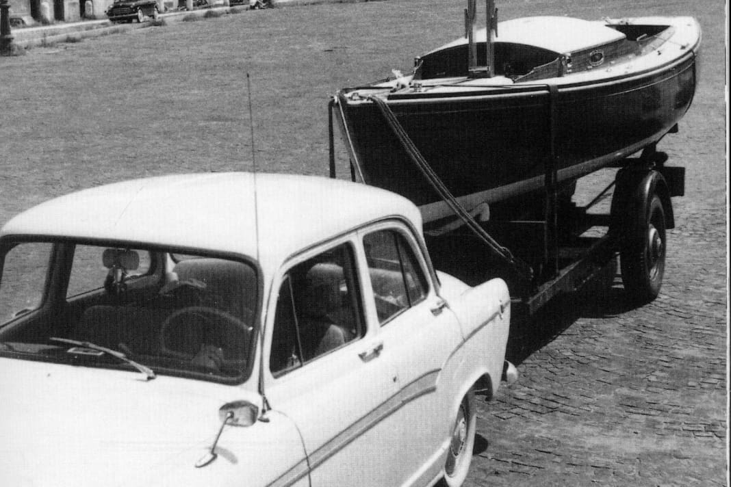 Auf zur großen Mittelmeerreise: Das Trailergespann mit der Hansajolle „Solveig“ 1959 in Italien
